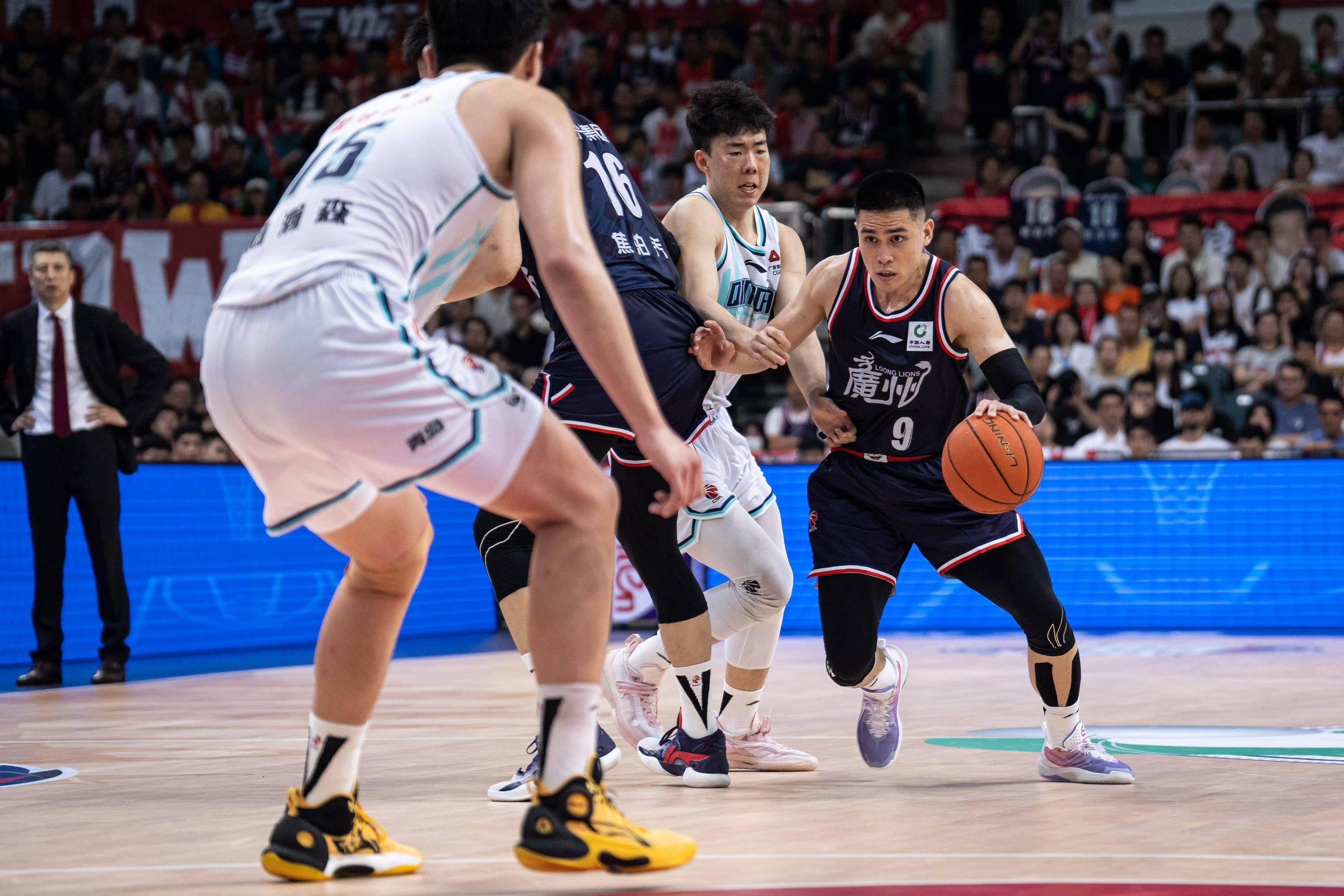 他既能像布 他既能像布