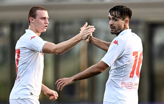 她很好地掌 她很好地掌